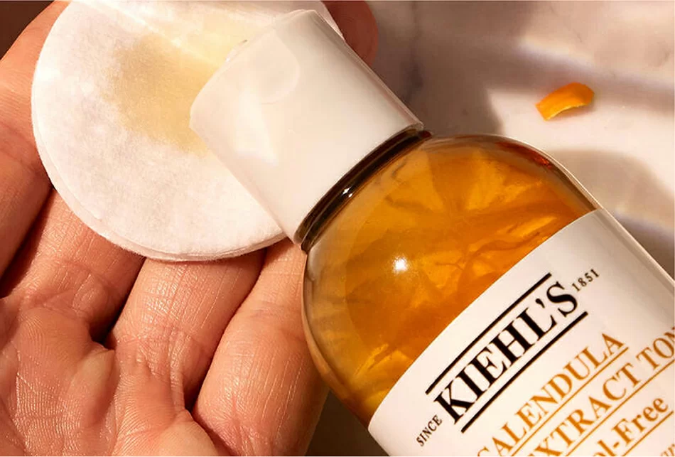 倒出Kiehl's 金盞花植物精華爽膚水及說明金盞花精華的癒合功效